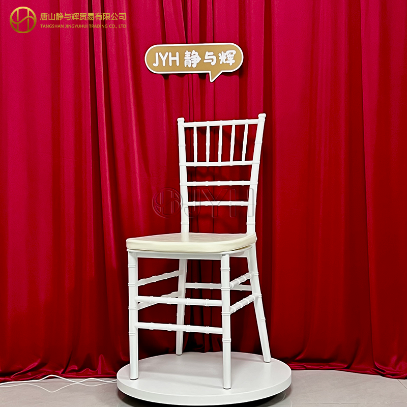 Resin chiavari chair